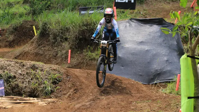 Ayu Triya Andriana Kunci Gelar Juara Elite 76 Indonesian Downhill 2024