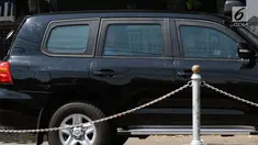 Mantan Presiden Amerika Serikat, Barack Obama terlihat dalam kendaraan saat memasuki kawasan Pangkalan Udara Adi Sutjipto, Yogyakarta, Jumat (30/6). Obama beserta keluarga akan melanjutkan perjalanan menuju Jakarta. (Liputan6.com/Helmi Fithriansyah)