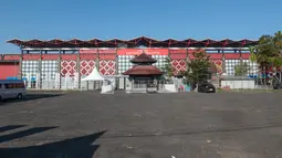 Tampak depan Stadion Kapten I Wayan Dipta di Gianyar, Bali, yang menjadi venue final Piala Presiden 2026. Stadion ini akan menjadi saksi duel Persib Bandung kontra Persebaya Surabaya setelah kedua tim memastikan tiket ke partai puncak usai menyingkirkan Persija Jakarta dan Arema FC di babak semifinal. (KapanLagi.com/Budy Santoso)