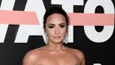 Melansir Hollywoodlife.com, Lovato memberikan ucapan selamat kepada pasangan kekasih yang baru saja melanjutkan hubungannya ke jenjang yang lebih serius, yakni ikatan pertunangan. (AFP/Emma McIntyre)
