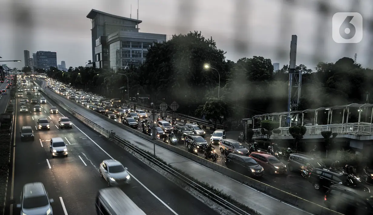 Kepadatan arus lalu-lintas saat pemberlakuan Ganjil Genap di Jalan MT Haryono, Jakarta, Senin (3/8/2020). Pemberlakuan  kembali sistem Ganjil Genap untuk mengurai kepadatan kendaraan pribadi saat PSBB Transisi. (merdeka.com/Iqbal S. Nugroho)