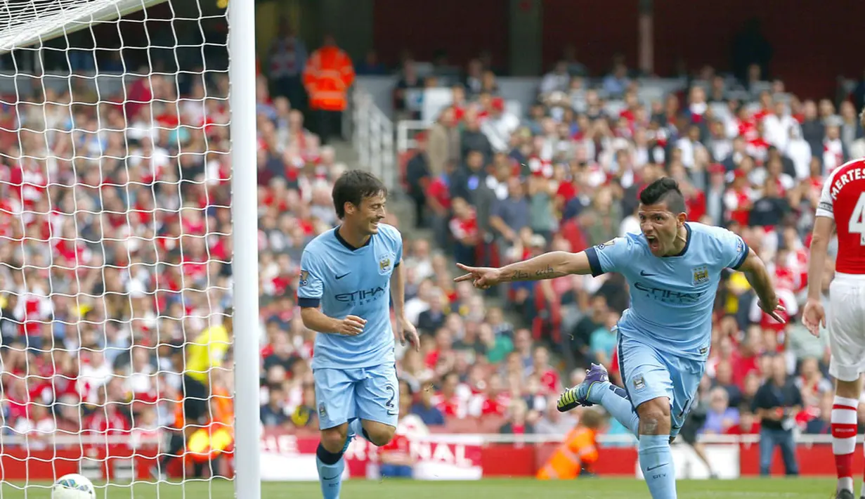 Penyerang Manchester City, Sergio Aguero (kanan), merayakan golnya saat melawan Arsenal dalam laga lanjutan Liga Primer Inggris di Stadion Emirates, London, (13/9/2014). (REUTERS/Eddie Keogh)