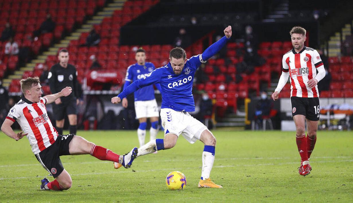 Pemain Everton, Gylfi Sigurdsson, mencetak gol ke gawang Sheffield United pada laga Liga Inggris di Stadion Bramall Lane, Sabtu (26/12/2020). Everton menang dengan skor 1-0. (Alex Pantling/Pool via AP)