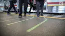 Garis antrean penumpang di Stasiun Juanda, Jakarta, Kamis (10/8). Uji coba garis antrean penumpang juga guna mengurangi bahaya kecelakaan seperti penumpang terjatuh dan terdorong saat keluar masuk KRL. (Liputan6.com/Faizal Fanani)