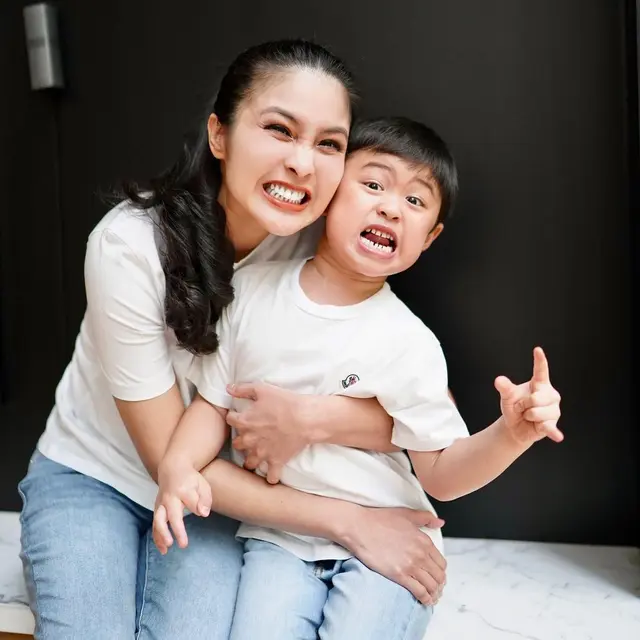 6 Potret Sandra Dewi Saat Main Bersama Anak Pertamanya Raphael Moeis