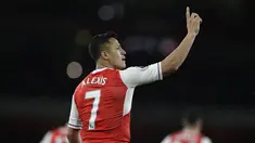 Alexis Sanchez merayakan golnya ke gawang Sunderland pada lanjutan Premier League di Emirates Stadium, London, (16/5/2017). Arsenal menang 2-0. (AP/Matt Dunham)