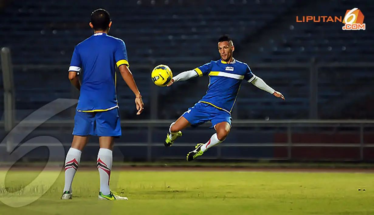 Raphael Maitimo (kanan) terlihat serius mengikuti sesi latihan perdana Indonesia Dream Team jelang lawan Arsenal di Stadion GBK pada Kamis 11 Juli 2013. (Liputan6.com/Helmi Fithriansyah)