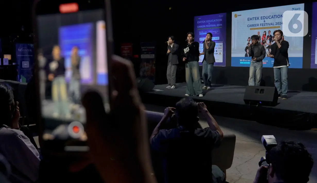 Penampilan boyband UN1TY pada acara Emtek Education & Career Festival 2024 di Studio 6 Emtek City, Studio Indosiar, Daan Mogot, Jakarta, Selasa (30/7/2024). (Liputan6.com/Herman Zakharia)