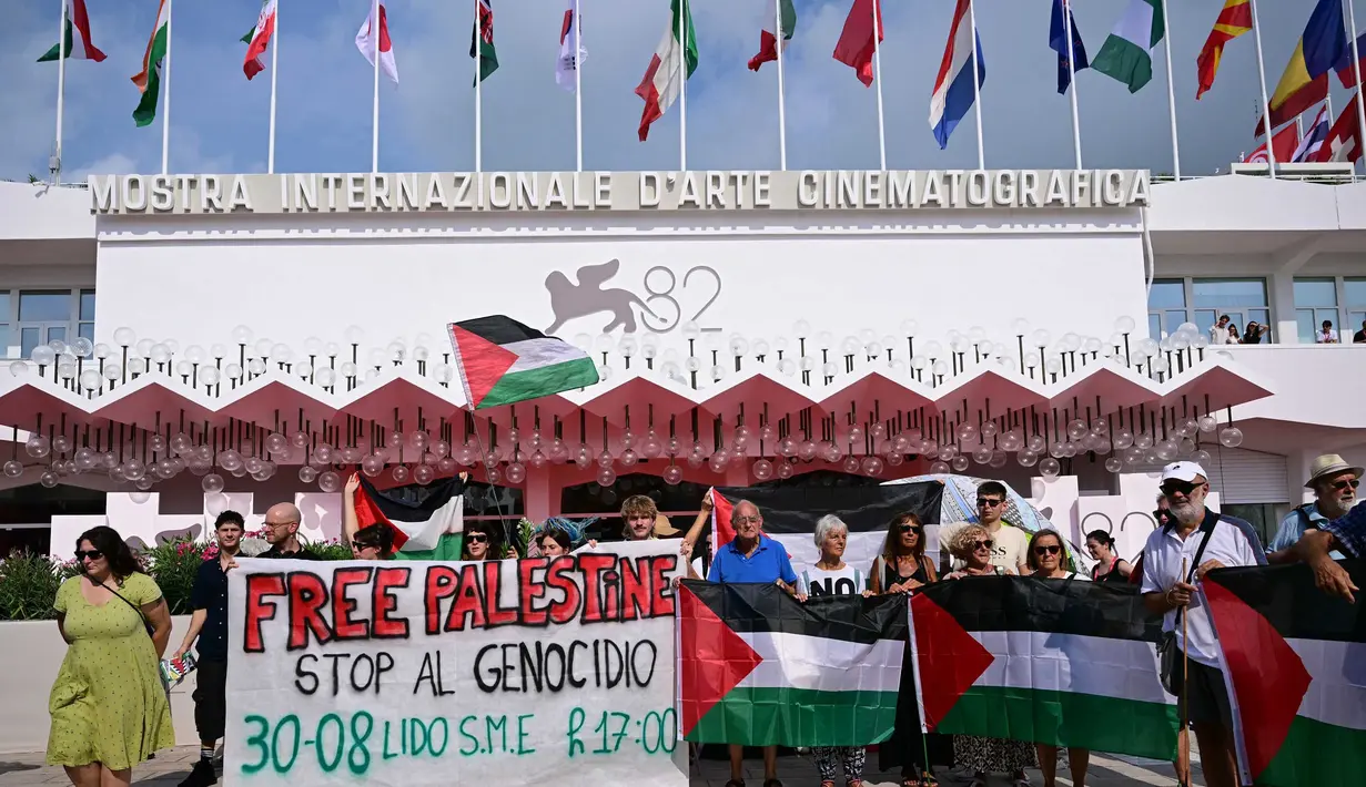 Mereka berunjuk rasa sambil membentangkan spanduk bertuliskan “Free Palestine - Stop Genocide”. (Tiziana FABI/AFP)