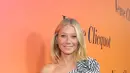 Gwyneth Paltrow berpose saat menghadiri Peluncuran Pameran Budaya Veuve Clicquot Solaire di Beverly Hills, California pada 25 Oktober 2022.  Gwyneth yang berusia 50 tahun memamerkan perutnya yang terpahat dengan gaun monokrom bergaris yang jatuh dari satu bahu. (Charley Gallay/Getty Images for Veuve Clicquot/AFP)