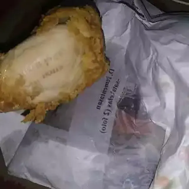 6 Momen Apes Tinta Tulisan Nempel di Makanan Ini Bikin Elus Dada