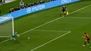 Kiper Timnas Inggris, Mary Earps (kiri), berhasil menepis bola tendangan penalti dari pemain Timnas Spanyol dalam pertandingan final Piala Dunia Wanita 2023 yang berlangsung di Stadium Australia, Sydney, Minggu (20/8/2023). (AFP/Saeed Khan)