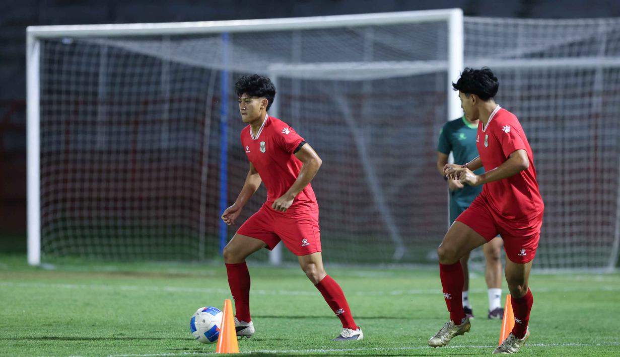 Sebagai catatan, Indonesia wajib meraih kemenangan untuk menjaga peluang lolos ke babak semifinal setelah sebelumnya menelan kekalahan pahit 0-1 dari Malaysia. Tampak dalam foto, pemain Timnas Indonesia menggelar sesi latihan terakhir jelang laga melawan Vietnam pada laga terakhir Grup A Piala AFF U-17 2026 di Stadion Gelora 10 November, Surabaya, Jawa Timur, Sabtu (18/4/2026). (Bola.com/M Iqbal Ichsan)
