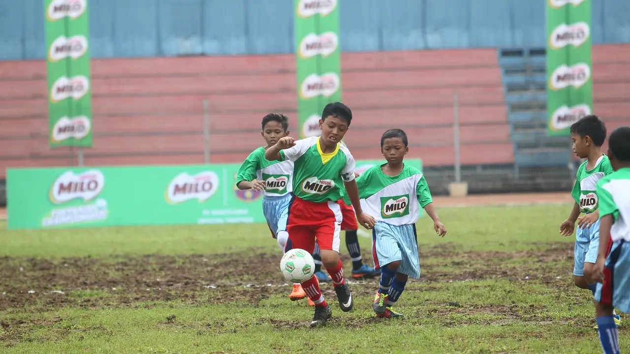 Peserta menggiring bola pada pertandingan babak penyisihan MILO Football Championship Jakarta di GOR Soemantri Brodjonegoro, beberapa waktu lalu. 