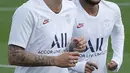 Ekspresi pemain Paris Saint Germain Neymar (kanan) dan Mauro Icardi saat sesi latihan di Camp des Loges, Saint-Germain-en-Laye, Prancis, Selasa (17/9/2019). PSG akan menjamu Real Madrid pada matchday 1 Grup A Liga Champions. (GEOFFROY VAN DER HASSELT/AFP)