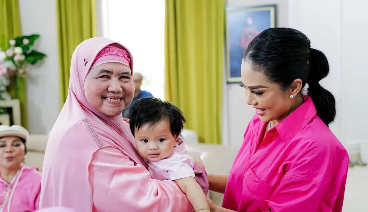 Ternyata Mamah Dedeh juga diundang. Dia menggendong Ameena, putri tercinta Aurel. (Foto: Instagram/ attahalilintar)
