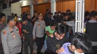 Sebanyak 65 pelajar diamankan polisi saat patroli skala besar di Jalan Raya Bogor-Jakarta, Kecamatan Cibinong, Kabupaten Bogor, Minggu (1/10/2022) dinihari WIB (Liputan6.com/Achmad Sudarno)