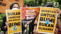 Aktivis Climate Rangers Jakarta, XR Jakarta, dan 350 Indonesia berunjuk rasa di depan Gedung Kementerian Investasi/BKPM, Jakarta, Jumat (22/4/2022). Aktivis menuntut pemerintah serius dalam memilih investasi yang baik bagi kelestarian bumi. (Liputan6.com/Faizal Fanani)