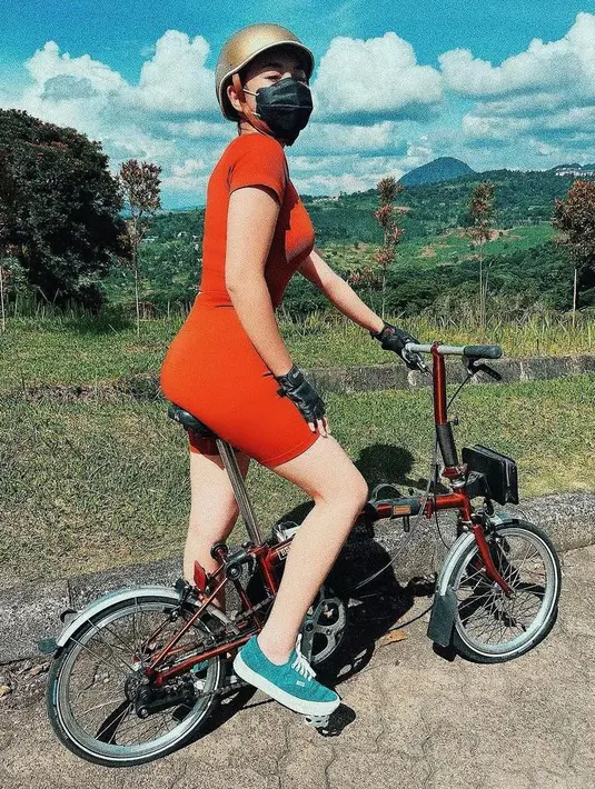 Dengan latar belakang pepohonan yang asri, pemain sinetron Ikatan Cinta ini tampil seksi dengan dress warna oranye. (Instagram/amandamanopo)