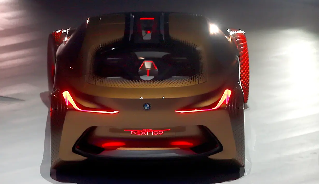 Bagian belakang dari mobil konsep 'Vision Next 100' diperlihatkan produsen BMW saat perayaan HUT ke-100 BMW di Munich, Jerman, Senin (7/3/2016). 'Vision Next 100' BMW terlihat sangat futuristik. (Reuters/ Michael Dalder)
