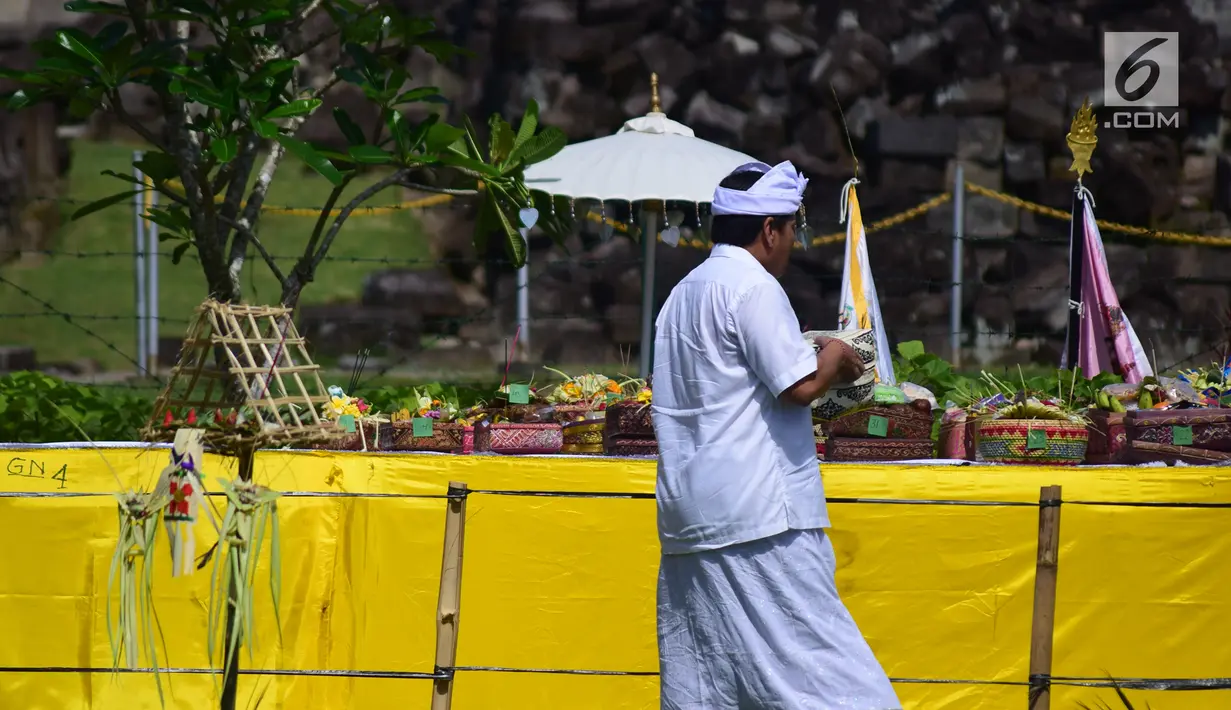 Suasana prosesi Tawur Agung di Candi Prambanan, Klaten, Jateng, Jumat (16/3). Prosesi ini dilakukan sebagai pembersihan dan penyucian diri jelang Nyepi. (Liputan6.com/Gholib)