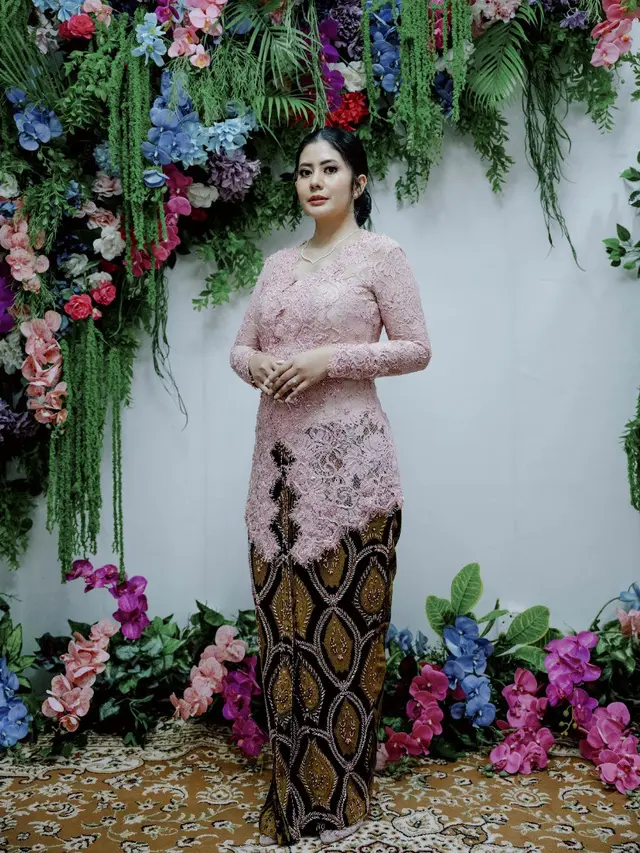 Thavita Resmi Bertunangan. [@thavitaa]