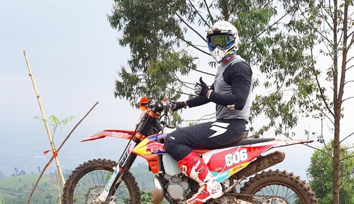 Foto Gaya Ali Syakieb Dengan Motor Trail Kesayangan Aktif Jadi Bikers Hot Liputan6 Com
