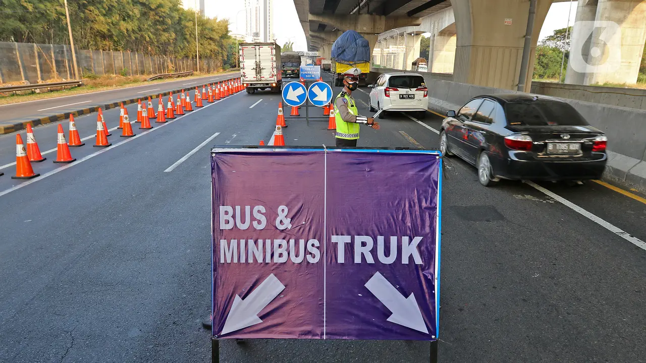 FOTO: Jelang Libur Idul Adha, KM 31 Tol Jakarta - Cikampek Disekat