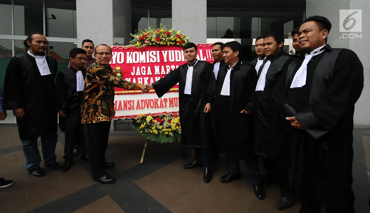 Pimpinan Komisi Yudisial, Maradaman Harahap (ketiga kiri) menerima karangan bunga dari Aliansi Advokat Muda Indonesia di Jakarta, Kamis (18/5). AAMI memberi dukungan pengusutan dugaan pelanggaran kode etik Wakil Ketua MA. (Liputan6.com/Helmi Fithriansyah)
