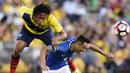 Pemain Ekuador, Arturo Mina (kiri) berebut bola dengan pemain Brasil, Jonas (kanan) pada laga pembuka Copa Amerika 2016 di Stadion Rose Bowl, Pasadena, (5/6/2016) WIB. (Mandatory Credit: Kelvin Kuo-USA TODAY Sports)