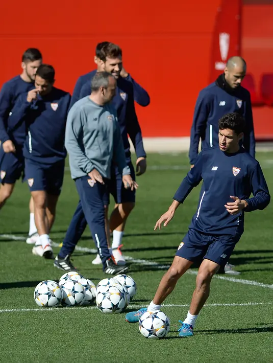 Gelandang Sevilla, Jesus Navas (kanan) saat sesi latihan jelang menjamu Manchester United (MU) pada leg pertama babak 16 besar Liga Champions di Ciudad Deportiva, Stadion Ramon Sanchez Pizjuan, Sevilla, Spanyol, Selasa (20/2). (Cristina Quicler/AFP)