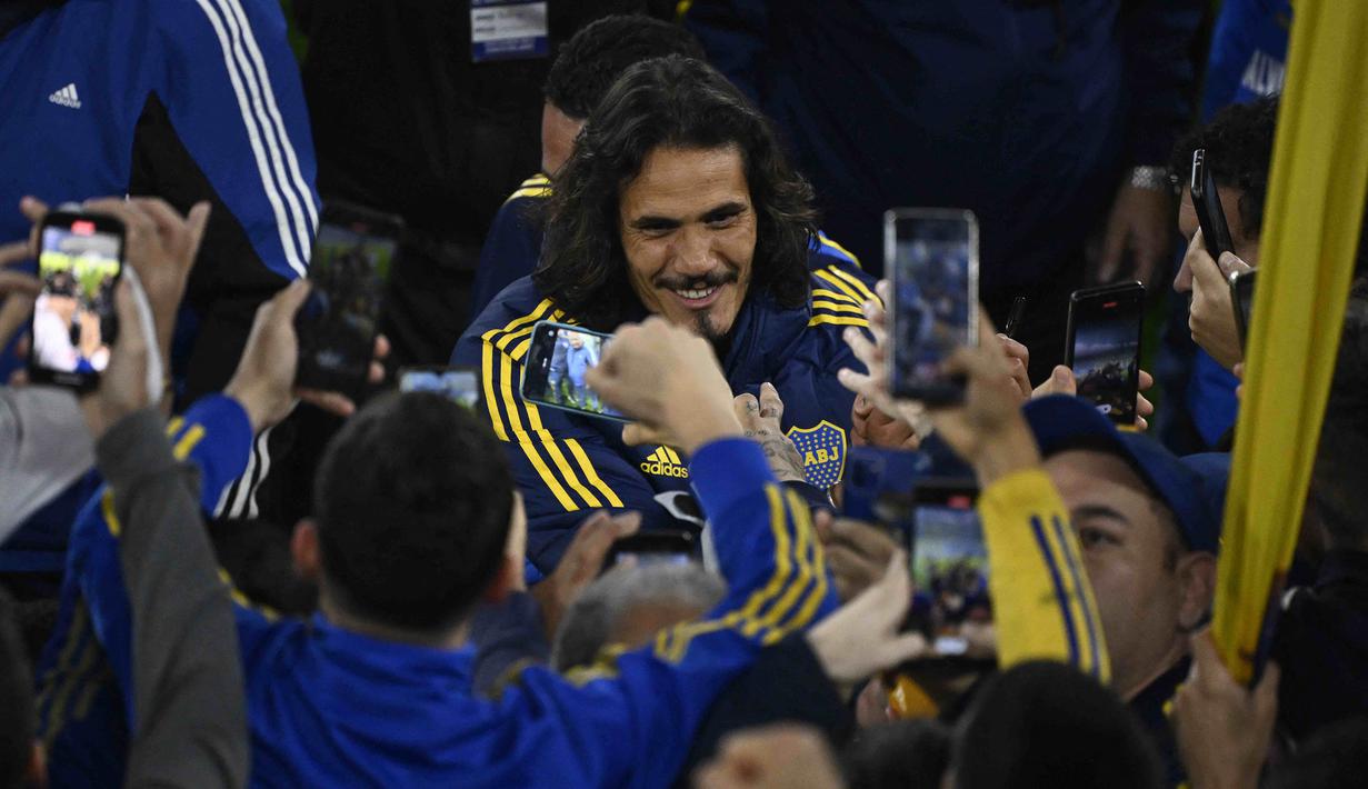 Bintang Uruguay, Edinson Cavani menyapa fans saat perkenalannnya sebagai pemain baru Boca Juniors di Stadion La Bombonera, Argentina, Senin (31/07/2023) waktu setempat. (AFP/Luis Robayo)
