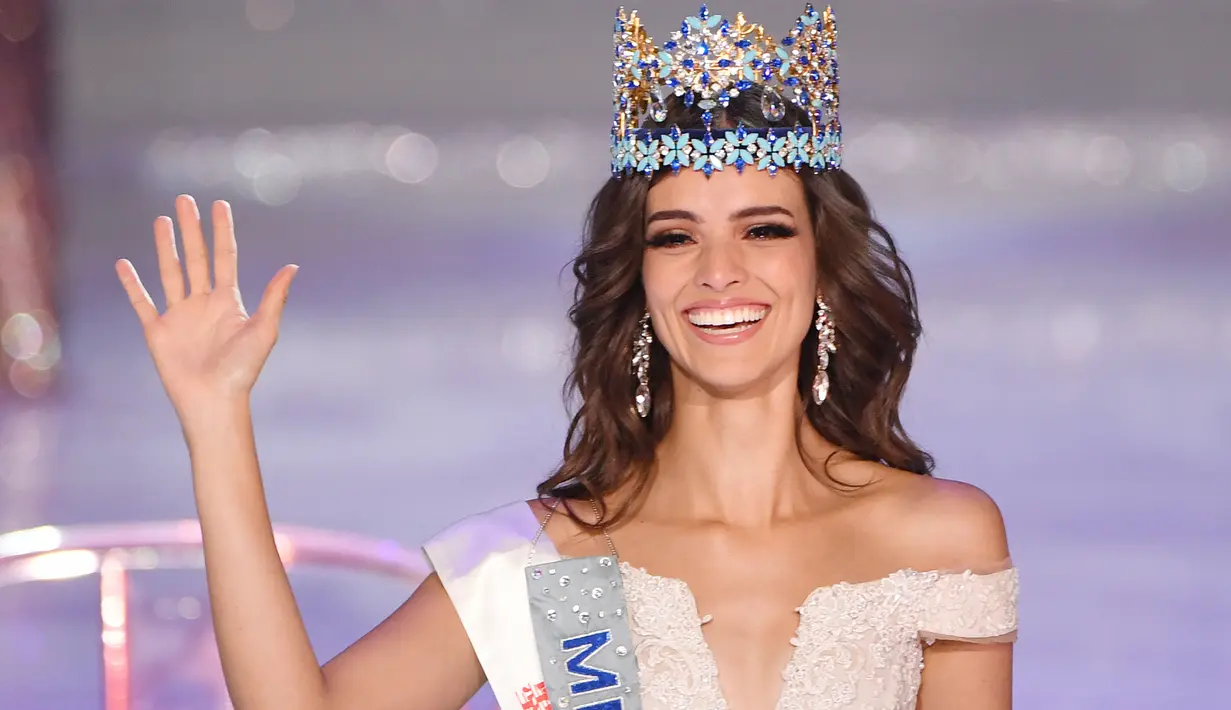 Miss Meksiko Vanessa Ponce de Leon, 26 tahun, tersenyum sambil melambaikan tangan setelah  terpilih menjadi pemanang Miss World 2018 ke-68 di Sanya di Pulau Hainan, Tiongkok (8/12). (AFP Photo/Greg Baker)