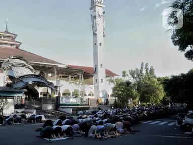 Warga melaksanakan salat Idul Fitri 1441 H berjemaah di Masjid Jami Assa'Dah kebayoran Lama, Jakarta, Sabtu (24/5/2020). Warga yang hendak salat Id diwajibkan untuk menerapkan protokol kesehatan. (Liputan6.com/Johan Tallo)
