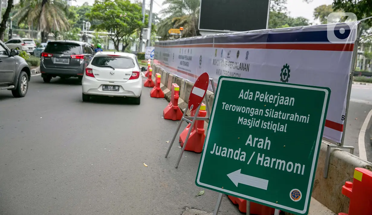 Rambu lalu lintas pemberitahuan pengalihan jalan terpasang di kawasan Lapangan Banteng, Jakarta, Rabu (21/1/2021). Jalan Katedral akan ditutup selama proyek pembangunan terowongan silaturahmi Masjid Istiqlal-Gereja Katedral pada 20 Januari-31 Maret 2021. (Liputan6.com/Faizal Fanani)