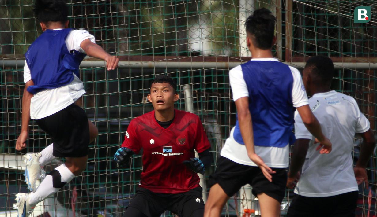 <p>Penjagwa gawang Timnas Indonesia U-17, Ikram Algiffari (tengah), mengikuti pertandingan internal dalam sesi latihan di Lapangan ABC, Senayan, Jakarta, Sabtu (15/7/2023). Latihan tersebut digelar guna persiapan menghadapi Piala Dunia U-17 yang akan digelar 10 November hingga 2 Desember 2023 di Indonesia. (Bola.com/Ikhwan Yanuar)</p>