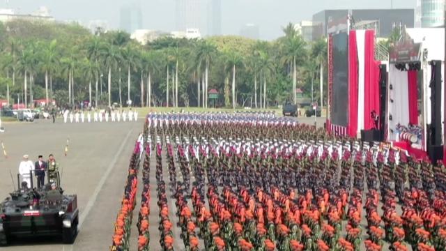 Momen Jokowi Naik Tank, Cek Kesiapan Pasukan di HUT ke-78 TNI