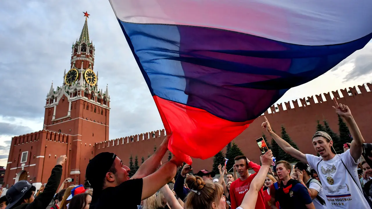 FOTO: Rusia Cetak Sejarah, Suporter Berpesta Turun ke Jalan