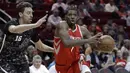 Pebasket Houston Rockets, Joe Johnson, berusaha melewati pebasket San Antonio Spurs, Pau Gasol, pada laga NBA di Toyota Center Selasa (13/2/2018). Houston Rockets menang 109-93 atas San Antonio Spurs. (AP/David J. Phillip)