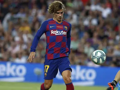 Penyerang baru Barcelona, Antoine Griezmann, berusaha memasukan bola ke gawang yang dijaga kiper Arsenal, Bernd Leno selama pertandingan trofi Joan Gamper di stadion Camp Nou, Spanyol (4/8/2019). Griezmann diboyong Barcelona dari Atletico Madrid senilai 120 juta euro. (AP Photo/Joan Monfort)