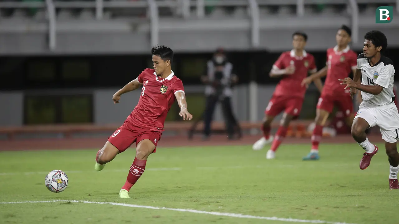 Foto: Tajam di Udara dan Ganas di Darat, Hokky Caraka Jadi Mimpi Buruk Timnas Timor Leste di Laga Pertama Kualifikasi Piala Asia U-20