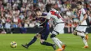 Pemain Barcelona, Gavi, melepaskan tendangan saat melawan Rayo Vallecano pada laga Liga Spanyol di Stadion Vallecas, Kamis (27/04/2023). (AP Photo/Pablo Garcia)