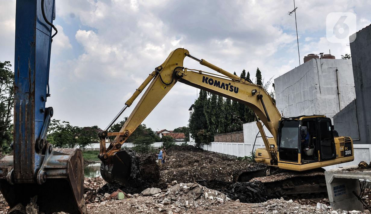 Alat berat menyelesaikan pembuatan Waduk Pilar Jati atau Wirajasa di Cipinang Melayu, Jakarta Timur, Selasa (22/9/2020). Pembuatan waduk yang ditargetkan rampung pada akhir 2020 tersebut diharapkan dapat mencegah banjir yang kerap melanda kawasan Cipinang Melayu. (merdeka.com/Iqbal Nugroho)