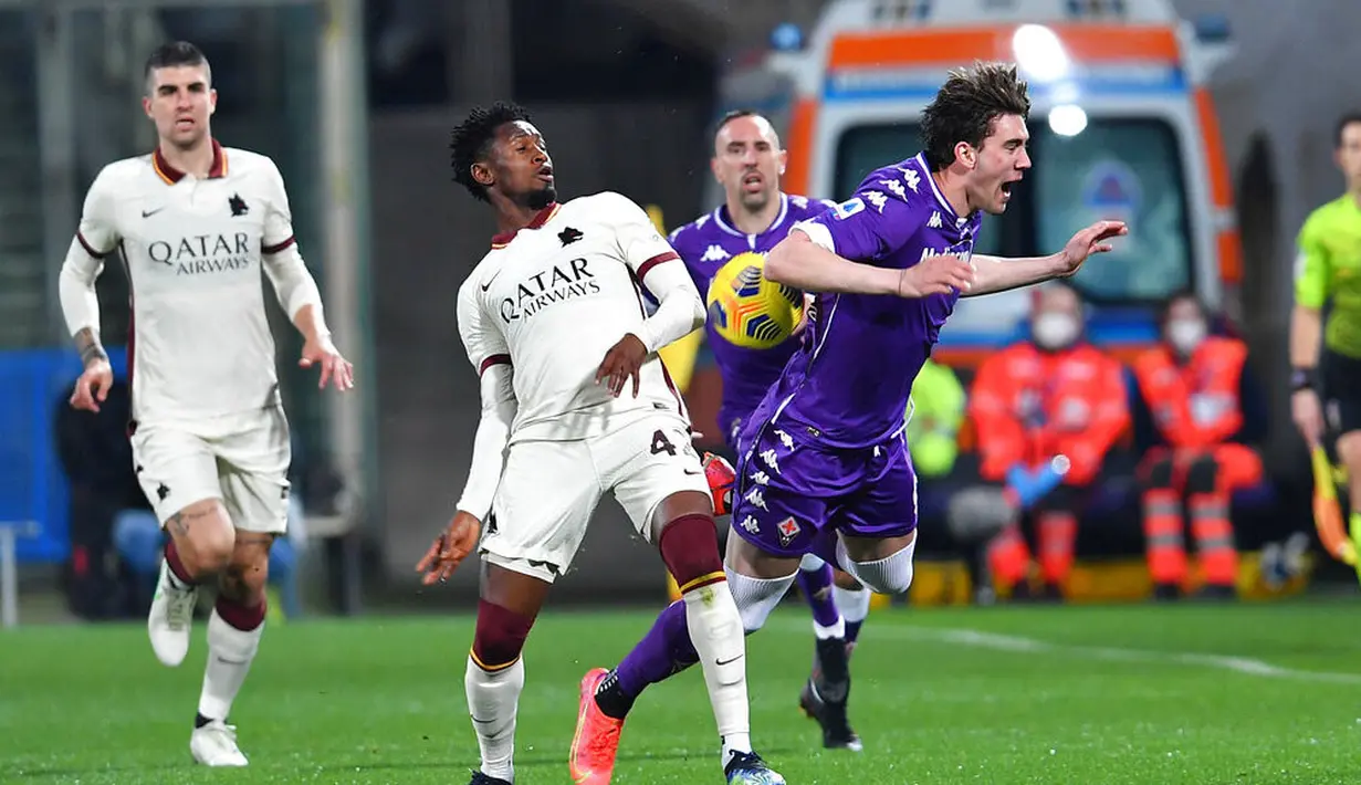 Pemain AS Roma, Kumbulla, berebut bola dengan pemain Fiorentina, Dusan Vlahovic, pada laga Liga Italia di Stadion Artemio Franchi, Rabu (3/3/2021). AS Roma menang dengan skor 2-1. (Jennifer Lorenzini/LaPresse via AP)