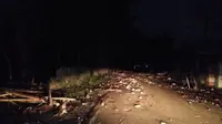 Tampak reruntuhan di jalan usai Tsunami Anyer. Dok Indira Rezkisari