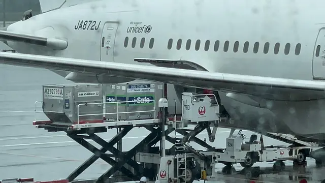 1 juta dosis Vaksin AstraZeneca bantuan dari Pemerintah Jepang untuk Indonesia di Bandara Narita, Jepang pada Kamis (1/7). (Photo credit: KBRI Tokyo)