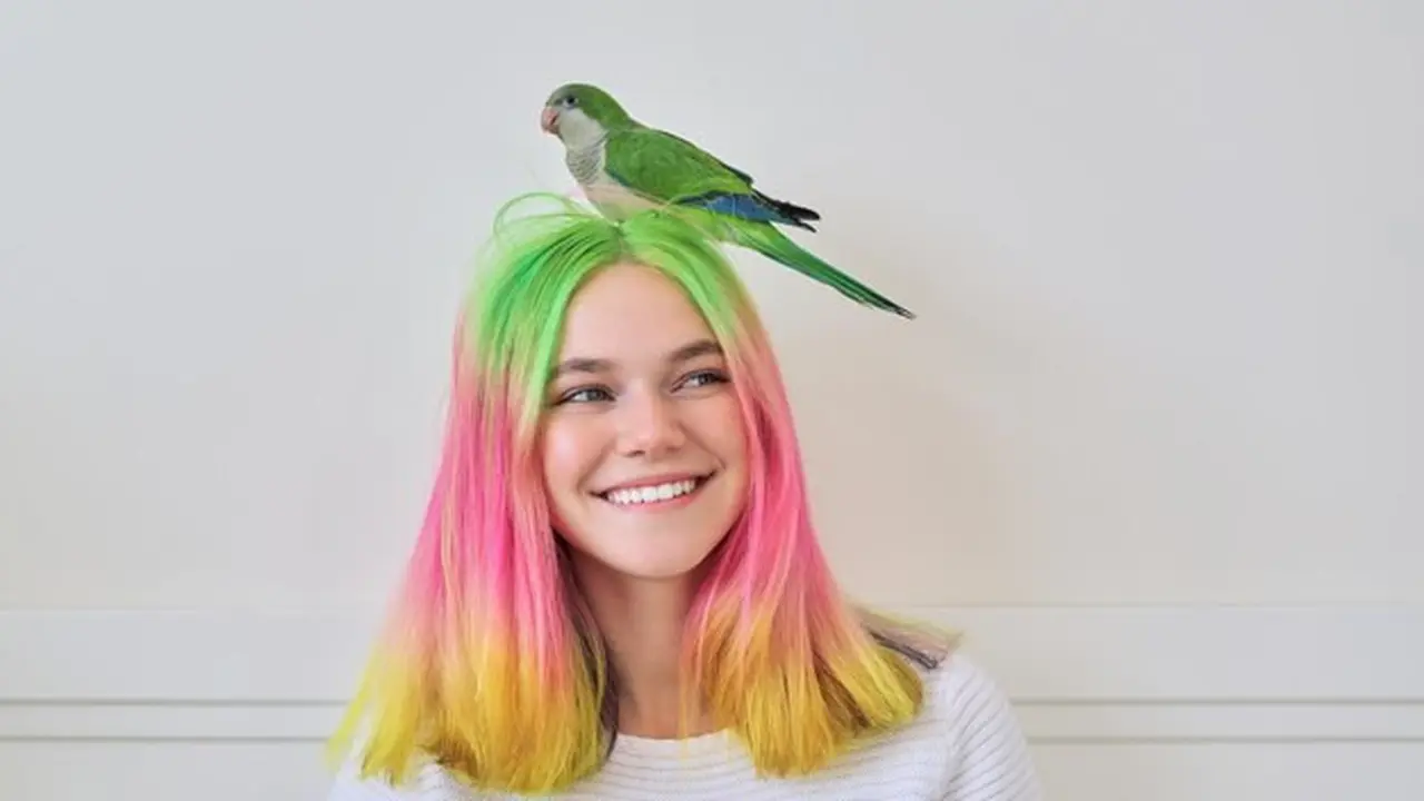 Seorang perempuan dengan rambut warna-warni (Foto Dok: Freepik/vh-studio)