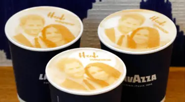 Kopi Capuccino dengan latte art gambar Pangeran Harry dan Meghan Markle di atasnya yang disajikan kedai kopi di Windsor, 15 Mei 2018. Inggris sedang mempersiapkan pernikahan Harry dan Meghan pada 19 Mei mendatang di Windsor Castle. (AP/Frank Augstein)