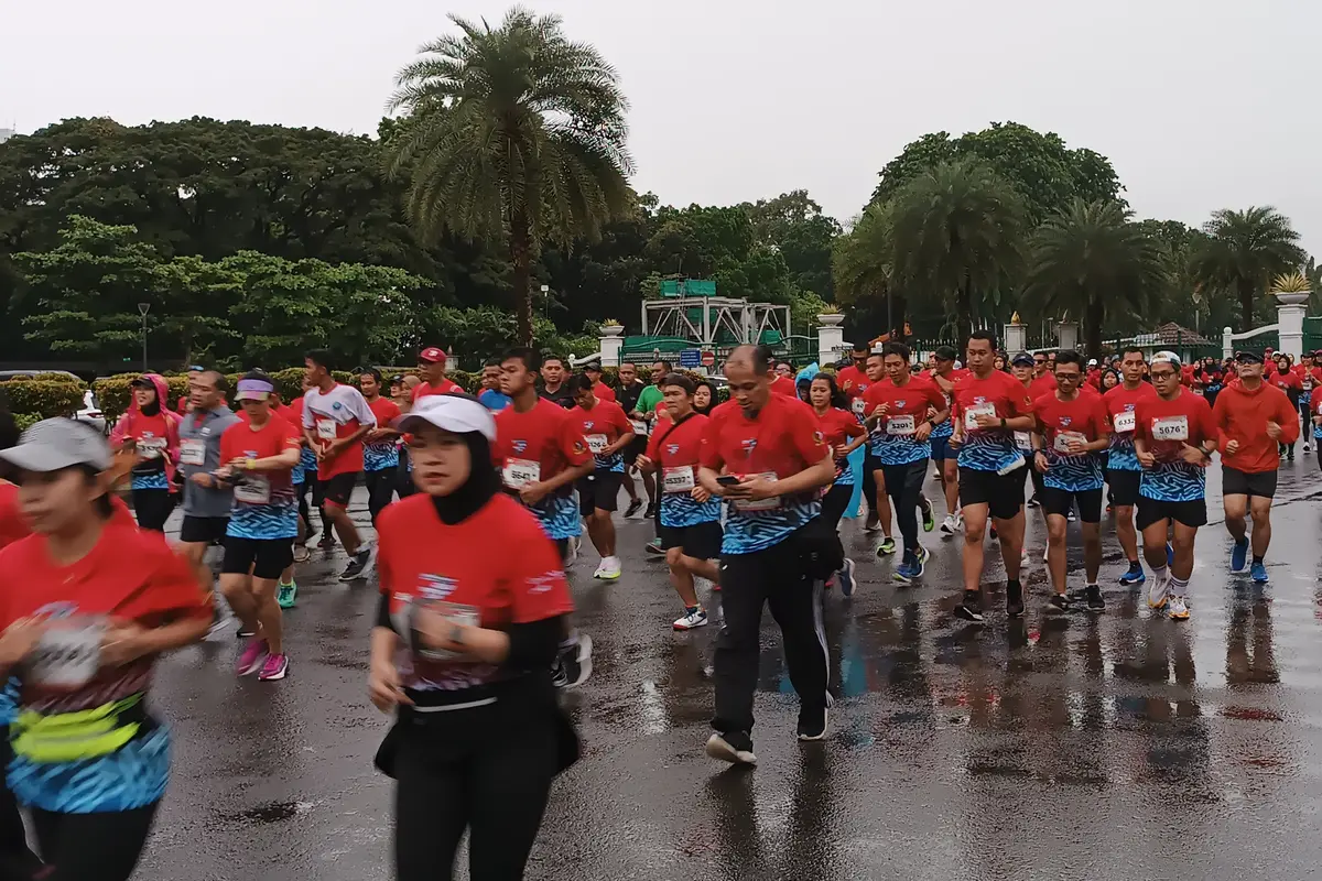 Masyarakat mengikuti lomba lari yang digelar Paspampres, Minggu (12/2/2023).