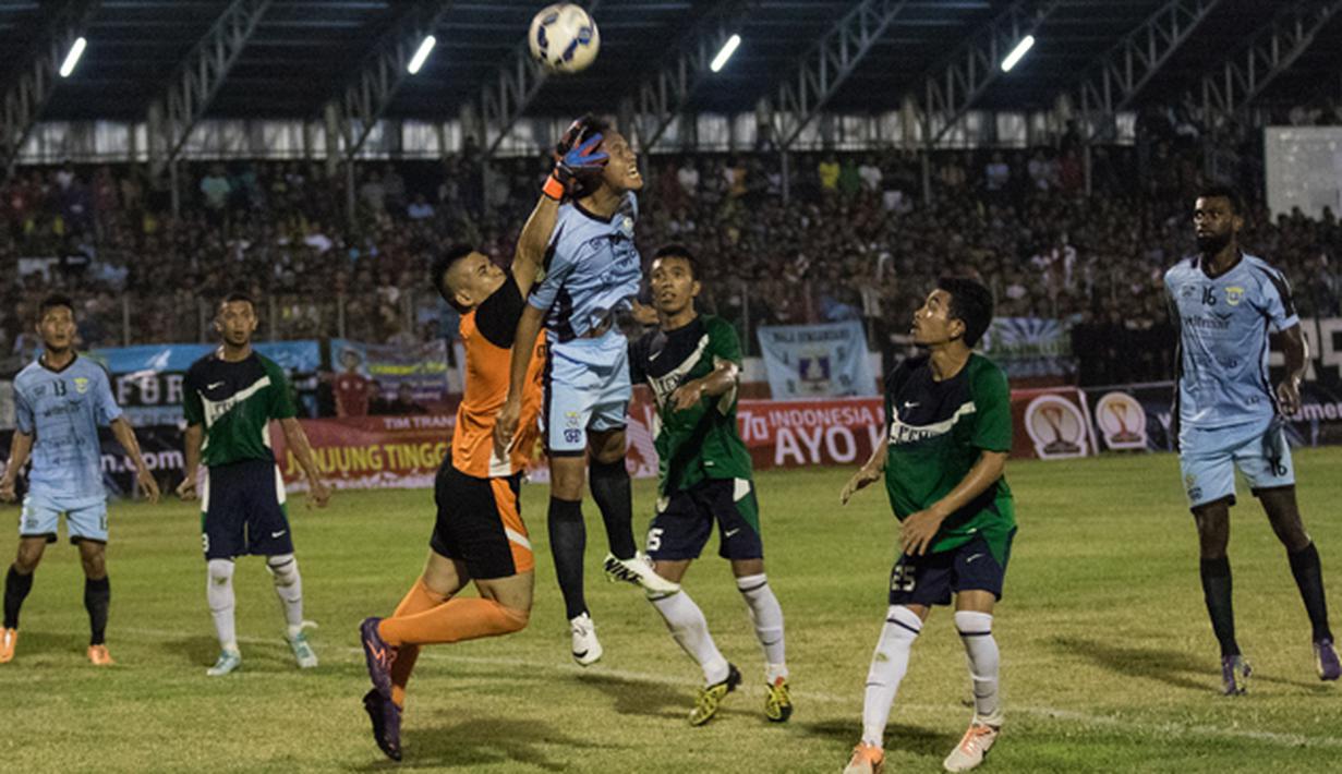 Kiper Persidago, Muhtar berusaha mengamankan bola saat bertanding menghadapi Perserang pada laga perdana Piala Kemerdekaan di Stadion Maulana Yusuf, Serang, Sabtu (15/8/2015). (Bola.com/Vitalis Yogi Trisna)